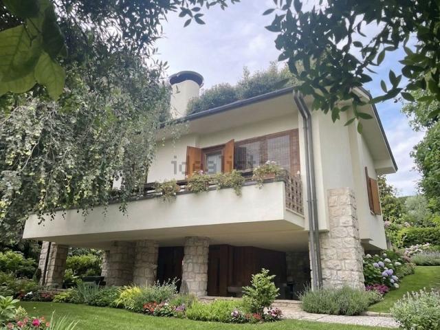 Villetta bifamiliare in vendita di 450 m² in Via Canova Antonio