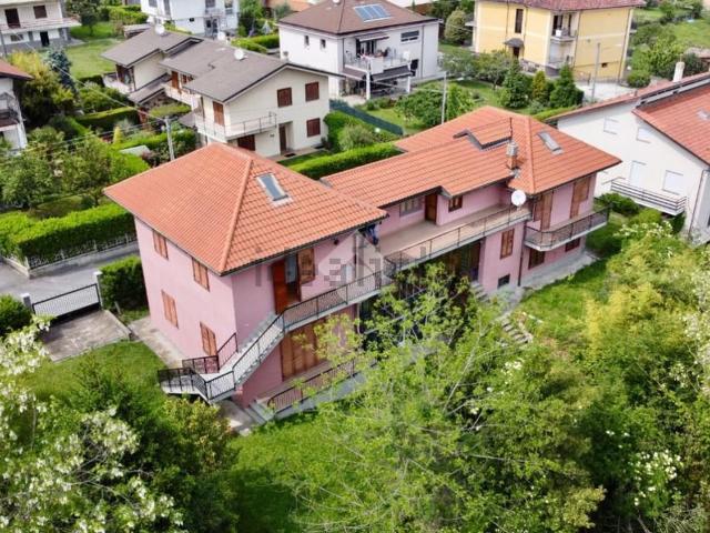 Villetta bifamiliare in vendita di 450 m² in Via Cesare Pavese, 9