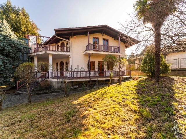 Villetta bifamiliare in vendita di 450 m² in Via Circonvallazione, 20