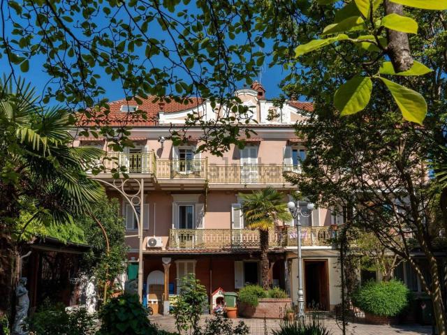 Villetta bifamiliare in vendita di 450 m² in Via Comissetti, 10