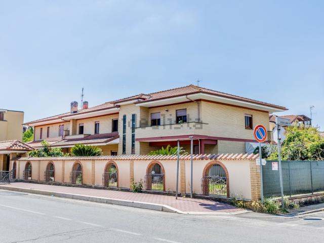 Villetta bifamiliare in vendita di 450 m² in Via dell&apos Irto