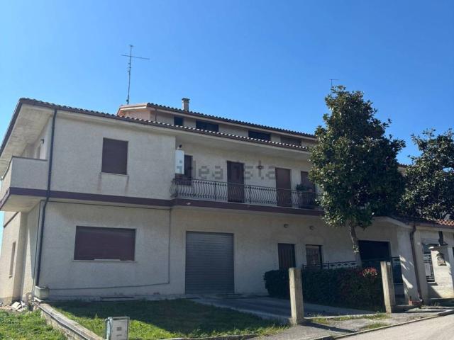 Villetta bifamiliare in vendita di 450 m² in Via della Pace, 3