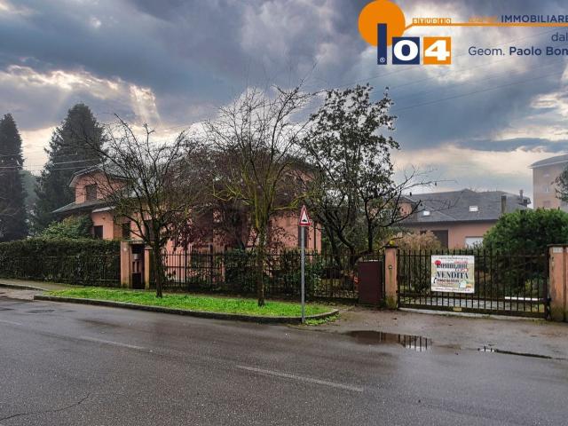 Villetta bifamiliare in vendita di 450 m² in Via Eritrea