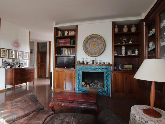 Villetta bifamiliare in vendita di 450 m² in Via Montebianco