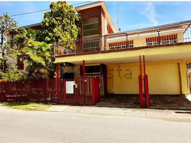 Villetta bifamiliare in vendita di 450 m² in Via Nazario Sauro