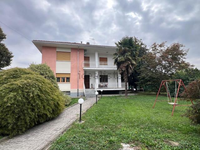 Villetta bifamiliare in vendita di 450 m² in Via Ponte Chiusella, 70