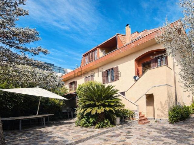 Villetta bifamiliare in vendita di 450 m² in Via Roccalumera