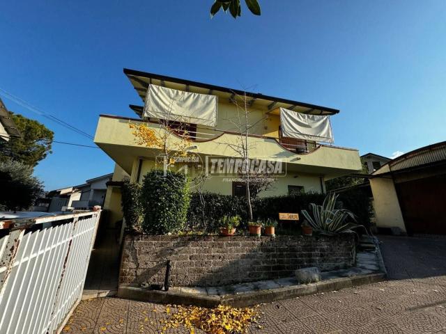 Villetta bifamiliare in vendita di 451 m² in Via Vittorio Veneto, 98