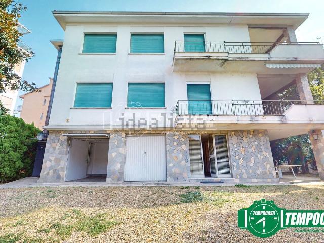 Villetta bifamiliare in vendita di 457 m²