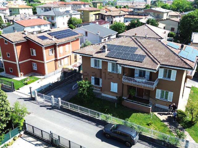 Villetta bifamiliare in vendita di 454 m² in Via Eugenio Curiel