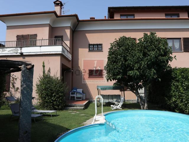 Villetta bifamiliare in vendita di 455 m² in Via F. Filzi, 7