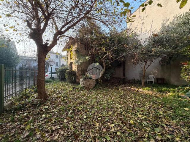 Villetta bifamiliare in vendita di 391 m² in Vicolo Balilla, 5