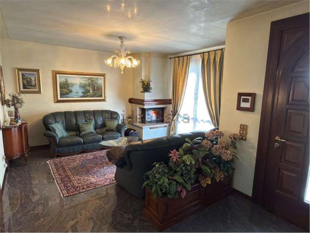 Villetta bifamiliare in vendita di 463 m² in Via Pietra