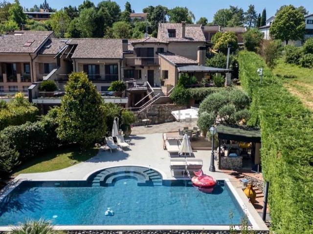 Villetta bifamiliare in vendita di 460 m² in Via della Sorgente
