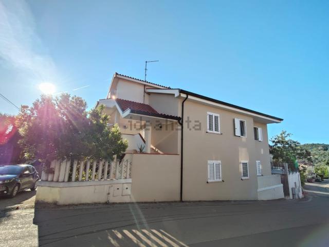 Villetta bifamiliare in vendita di 462 m² in Via Cocchione