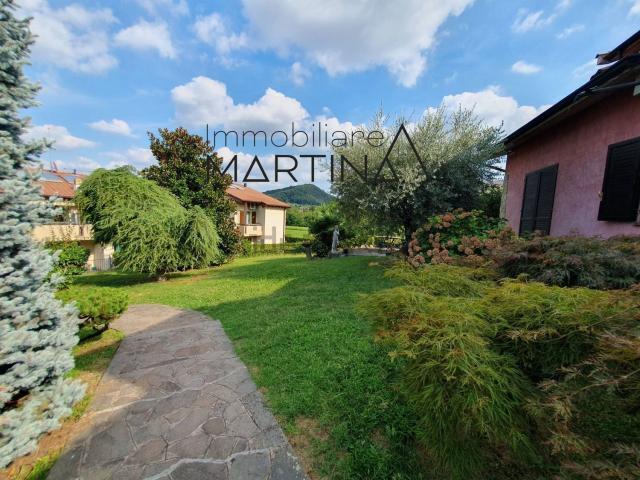 Villetta bifamiliare in vendita di 467 m² in Via Papa Giovanni XXIII