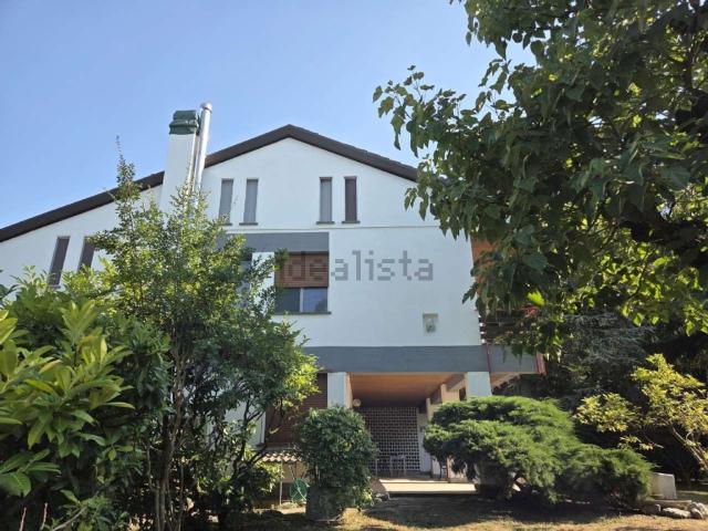 Villetta bifamiliare in vendita di 465 m² in Via Amola