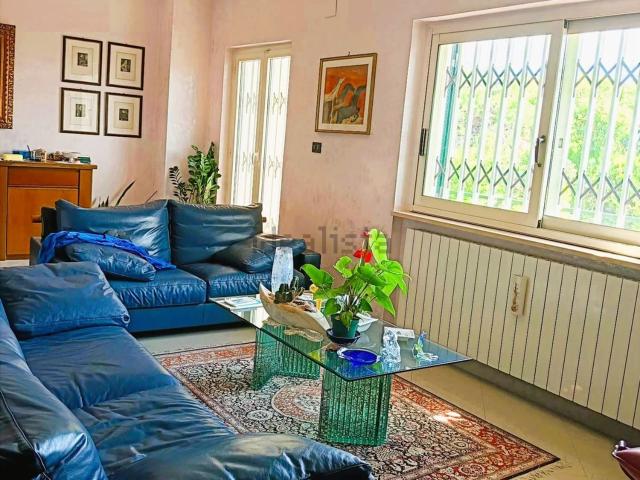 Villetta bifamiliare in vendita di 466 m² in Via delle Dalie