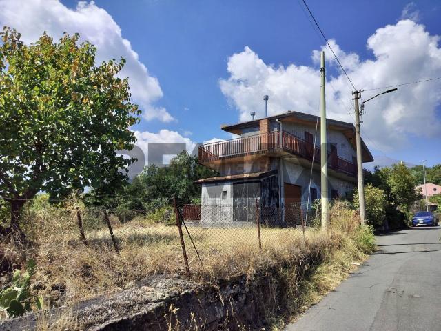 Villetta bifamiliare in vendita di 468 m² in Via Cacocciola, 1