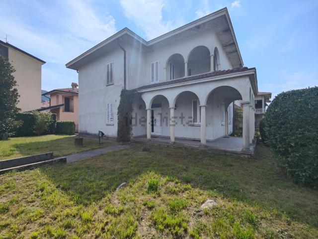 Villetta bifamiliare in vendita di 468 m² in Via Provinciale per Sirone, 15