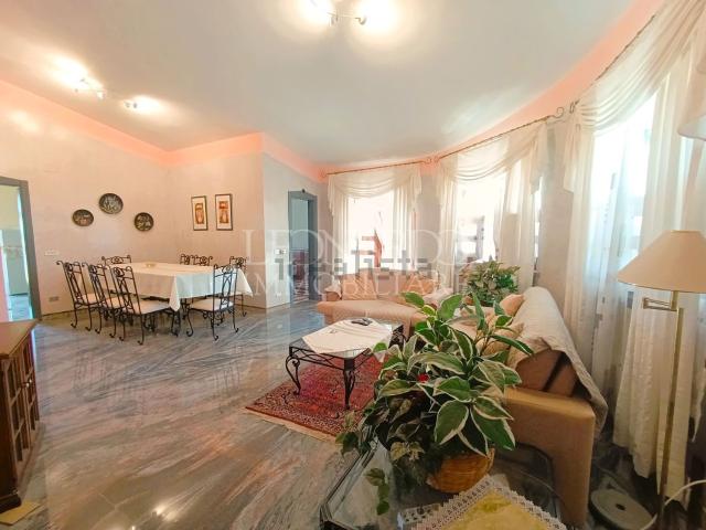 Villetta bifamiliare in vendita di 470 m² in Via Alghero