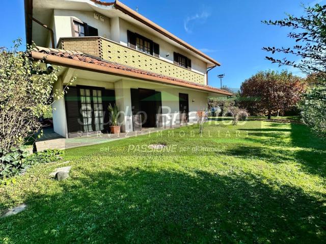 Villetta bifamiliare in vendita di 472 m² in Via Francesco Petrarca