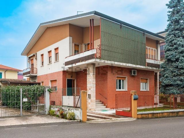 Villetta bifamiliare in vendita di 480 m² in Via Molino, 64
