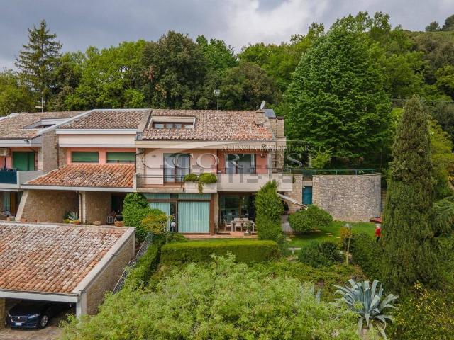 Villetta bifamiliare in vendita di 485 m² in Via Colli Euganei