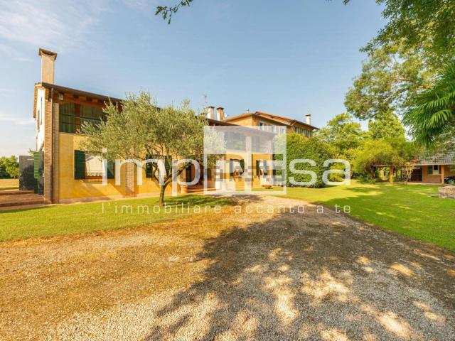 Villetta bifamiliare in vendita di 486 m² in Viale Don Sturzo