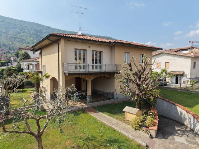 Villetta bifamiliare in vendita di 493 m² in Via XXV Aprile