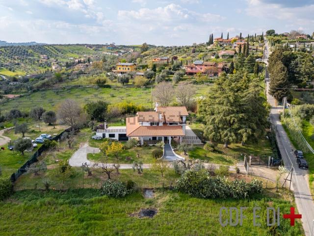 Villetta bifamiliare in vendita di 490 m² in Strada Provinciale 11b