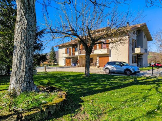 Villetta bifamiliare in vendita di 490 m² in Strada Provinciale Fangacci