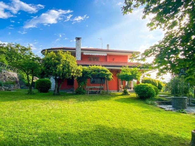 Villetta bifamiliare in vendita di 492 m² in Via Lugnacco, 5