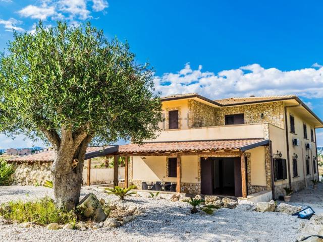 Villetta bifamiliare in vendita di 400 m² in Contrada Mosella