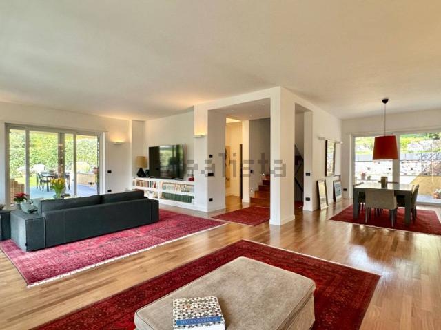 Villetta bifamiliare in vendita di 400 m² in Largo Olgiata, 15