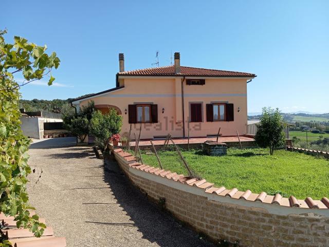 Villetta bifamiliare in vendita di 400 m² in Strada del Prataccio