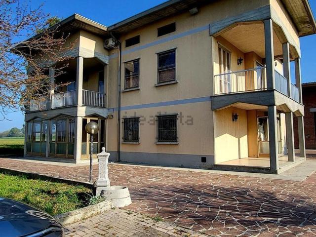 Villetta bifamiliare in vendita di 400 m² in Strada di Copezzato, 3