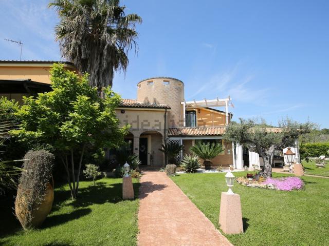 Villetta bifamiliare in vendita di 400 m² in Via Torre Cerrano, 20