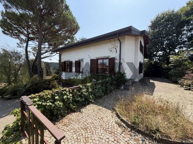 Villetta bifamiliare in vendita di 400 m² in Via Turconi, 10