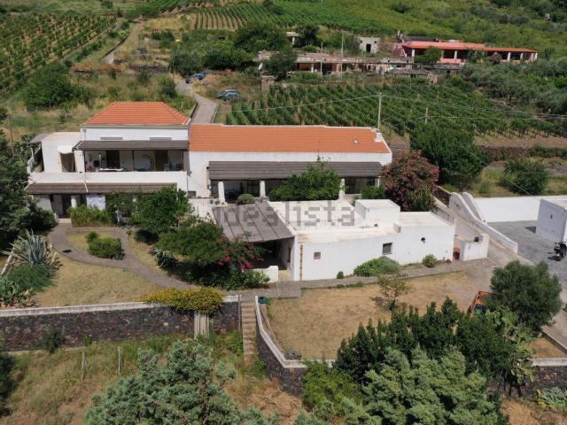 Villetta bifamiliare in vendita di 400 m² in Via Addolorata