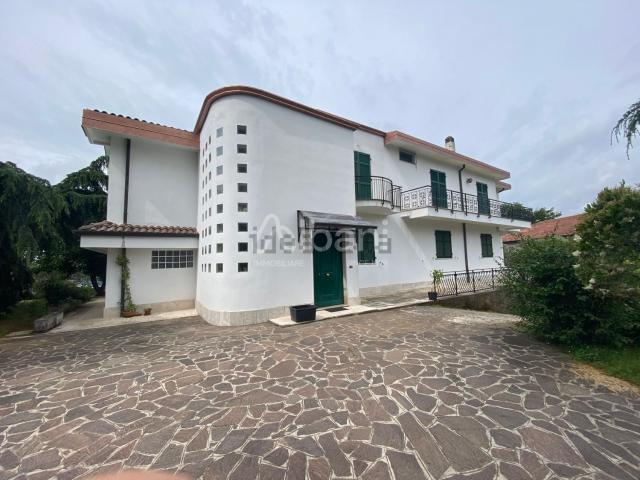 Villetta bifamiliare in vendita di 400 m² in Via Brigola