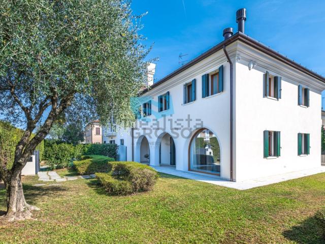 Villetta bifamiliare in vendita di 400 m² in Via Callalta