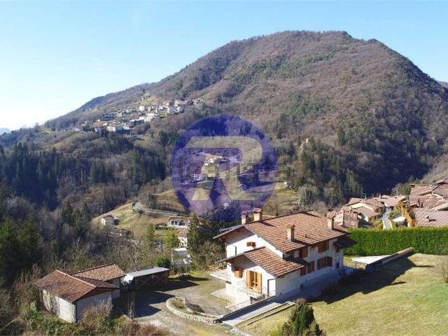 Villetta bifamiliare in vendita di 400 m² in Via Divisione Julia, 5