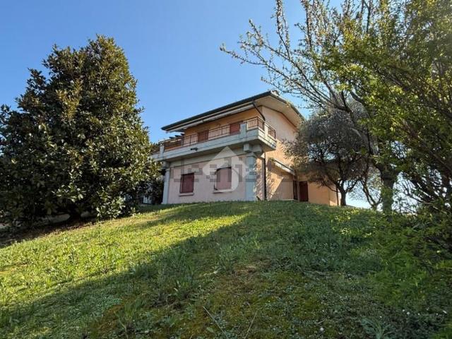 Villetta bifamiliare in vendita di 400 m² in Via Europa, 27