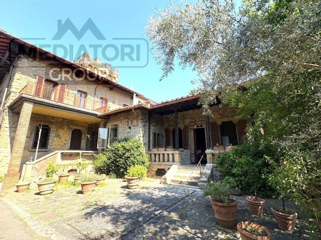 Villetta bifamiliare in vendita di 400 m² in Via Federigo Grifeo, 13