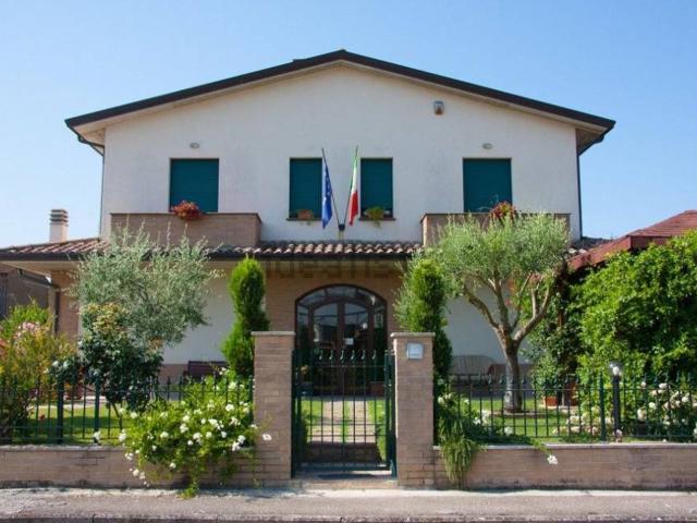 Villetta bifamiliare in vendita di 400 m² in Via Fosse Ardeatine, 26