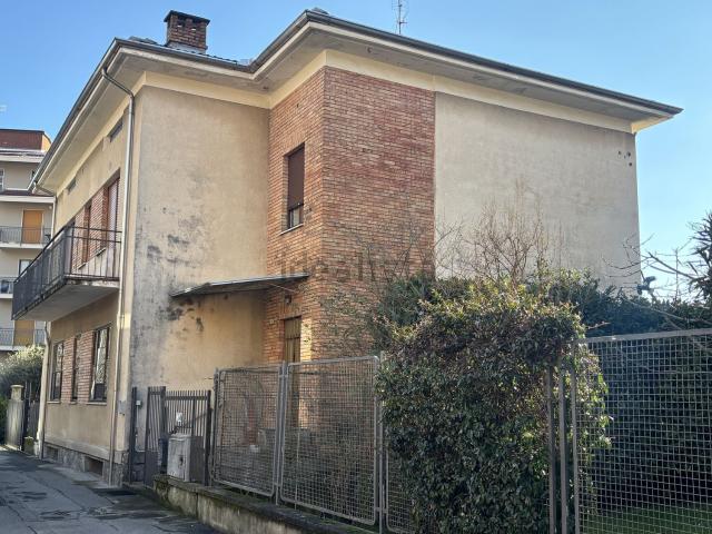 Villetta bifamiliare in vendita di 400 m² in Via Francesco Ruffini, 16