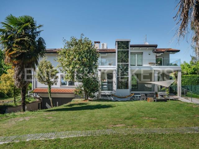 Case e ville in vendita di 400 m² in Via Grassi Don Mario, 1