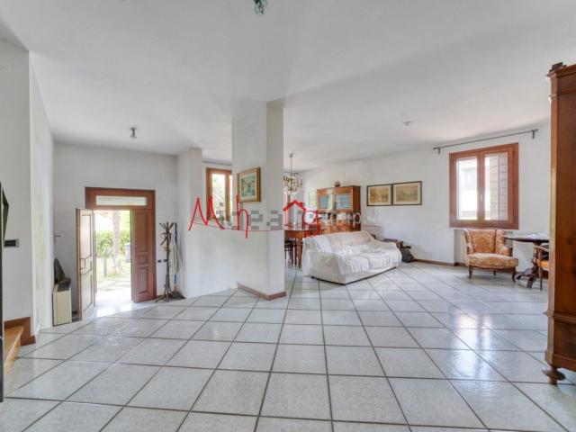 Villetta bifamiliare in vendita di 400 m² in Via Libia