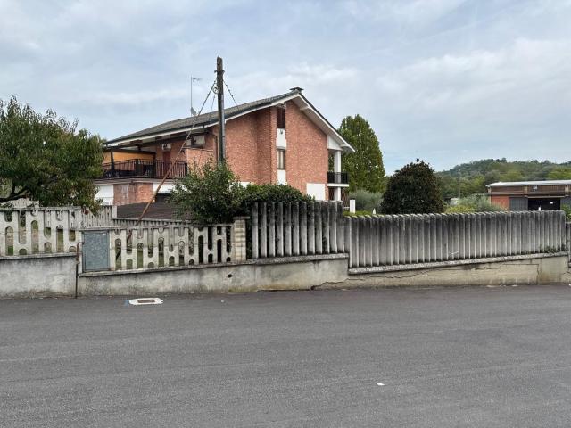 Villetta bifamiliare in vendita di 400 m² in Via Noveiva